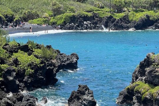 Road to Hana Tours with Hotel pick-up, Black sand beach , waterfalls and more!