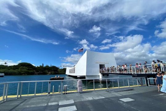 Deluxe Pearl Harbor and Famous Waikiki Beach Tour from Hilo
