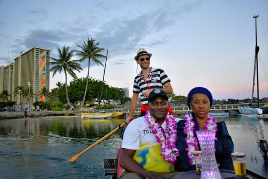 Private Gondola Cruise in Waikiki with Drinks and Pastry